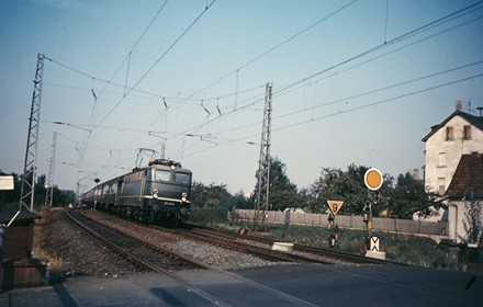 Der Bahnübergang Woogstraße existiert 1974 noch. Das Überholgleis ist noch angeschlossen. Die Woogstraße wurde zugunsten der BUGA 1989 zurückgebaut. Damit entfiel auch der Bahnübergang Woogstraße.