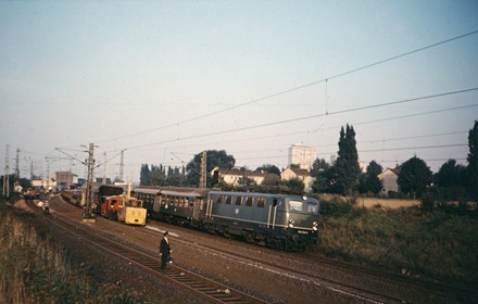 1974 Angekommen in F--Bonames. Da Baustellen bedingt vermutlich eingleisiger Verkehr gefahren wurde, war erhöhte Aufsicht gefragt.