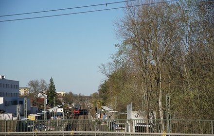 Richtung Bahnhof (Haltepunkt) Eschersheim geblickt.