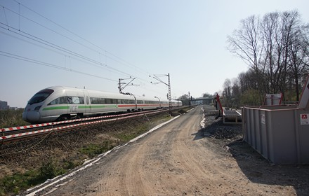 Richtung Bockenheim geblickt ist im April 2020 nichts weiter wie eine Baustraße zu sehen.