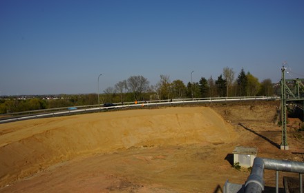 Die Rampe für die Behelfsbrücke ist bereits aufgeschüttet.