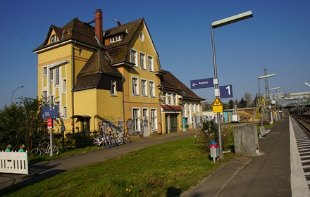 Das Bahnhofsgebäude ist nur noch Zaungast.