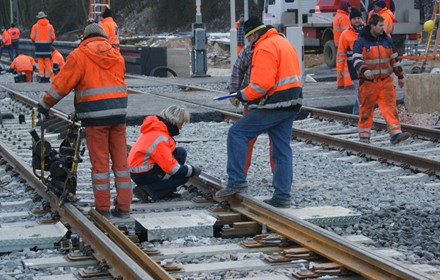 Man beachte die Arbeitskleidung bei vergleichbaren Arbeiten 2009. Dies ist nicht die Main Weser Bahn. Aber nicht weit weg. Arbeiten im Bereich der U-Bahn Station Heddernheimer Landstraße.