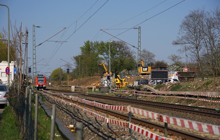 Wieder hindurch und den Bahnübergang am Lachweg inspiziert. Die Schranke ist meist geschlossen...