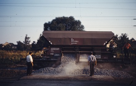 Auch 1974 wurde geschottert. Irgendwo zwischen Eschersheim und F-Bonames. Man beachte die Arbeitskleidung 1974