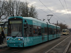 Hier nimmt gerade die OB Platz um den Eröffnungszug der Linie 18 zu übernehmen