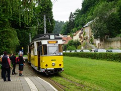 Die Fahrgäste können einsteigen. Bei diesem Kurs beginnt die Abfahrt am niedrigen Bahnsteig vor dem "Empfangs Gebäude"