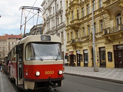Eine Doppeltraktion bestehend aus zwei hochflurigen Tatra T3M beim Fahrgastwechsel in der Station Vodickova