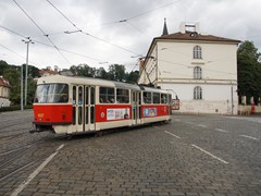 Die Linie 15 hält wohl an beiden Stationen Malorstranká