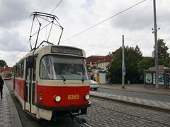 Ein solo Tatra T3R.P an der Station Malorstranká