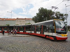Dieser Škoda 15 T Zug ist unterwegs zu dem Loch im Haus...