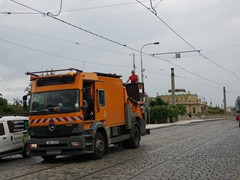 Aber wir. Dort begenet uns ein Oberleitungswagen. Die Jungs auf der Plattform sind mit Wartungsarbeiten beschäftigt.