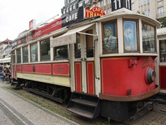 In Prag fuhr man einst zweiachsig. Wagen 2077 dient nun als Caffee auf dem Wenzelsplatz. Gebaut vom Vorgänger der TATRA Werke der Waggon- und Tenderfabrik F. Ringhoffer