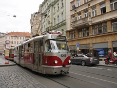 Eine Doppeltraktion bestehend aus einem niederflurigem Tatra T3R.PLF und einem hochflurigem Tatra T3R.P verlässt die Station Vodickova