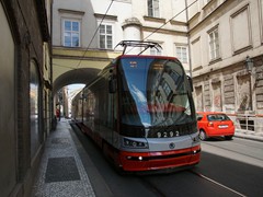 Hier fahren wier wieder ma an prominnter Stelle durch Häuser hindurch