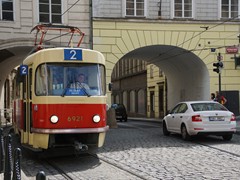 Im Linienverkehr anzutreffen ist der Tatra T3 Hier Museumswagen 6921
