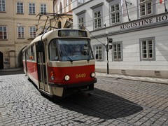 Auf Wagen 8449 TatraT3R.P der Linie 15 folgt...