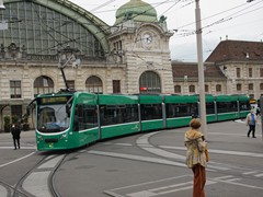Ein Siemens Combino am Bahnhof