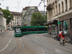 Ein Zug der Linie 6 vom Barfüsserplatz kommend