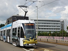 Auf derBrücke über die Gleise des Bahnhofs