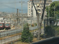 Kurzz nach dem Verlassen der Station Gabrialdi passiert man einen der Betribshöfe. Schnappschuss aus dem fahrenden Zug.