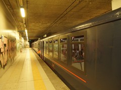 Ein Zug verlässt Richtung Balano die Stazione Centro Direzionale Napoli