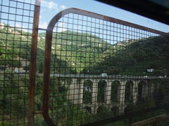 Das Straßen Viadukt bei Seiano, auch die Station ist auf einem Viadukt gelegen. Nächste Station nach einem langen Tunnel ist...