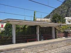 Schwungvolle Bahnsteig Architektur in Meta