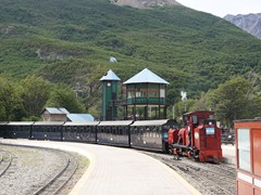 Ein Zug fährt in den Startbahnhof der "Ferrocarril Austral Fueguino", etwa 8 Km von Ushiana entfernt, ein.