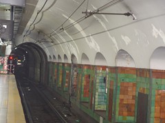 Bunt geflieste Stationen