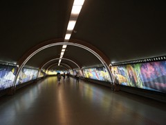 Die Zugänge zu den Bahnsteigen sind meist individuell gestaltet