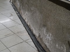 Extra Wasserrinnen um das einsickernde Grundwasser abzuführen