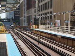 Die Station "State / Lake" nahe am "Chicago River" gelegen.