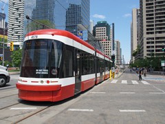 Flexity-Wagen "Outlook" mit Stangenstromabnehmer