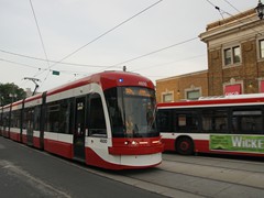 Bahn & Bus an der Station Broadview