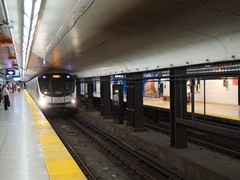 Ein moderner Toronto-Rocket-Triebwagen fährt in die Station Queen ein....