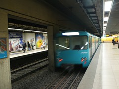 Ein Zug der Linie U7 verlässt die Station Hauptwache