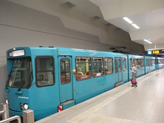 ... um diese Lücke zu überbrücken erhielt er "Blumenkästen und wurde zum Ptb erklärt und ist nun auch auf Strecken einsetzbar auf denen 2,65 breite Stadtbahnwagen verkehren.