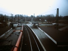 Die Station "Heddernheimer Landstraße" zu Zeiten, als dort noch ein beschrankter Bahnübergang war.