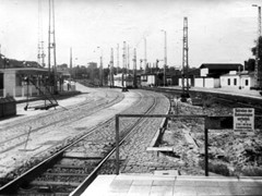 Die gleiche Perspektive vor dem Umbau. Im Hintergrund sind die Formsignale und das alte Stellwerk zu erkennen. Links ist die alte Station zu erkennen.