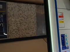 Ein Neonstreifen an den Türen signalisiert, ob man Ein und Aussteigen darf. Bei Grün OK,...