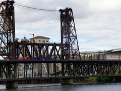 Ein Light Rail Zug überquert die "Steel Bridge"