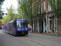 Wagen 305 "Typ 2" von Siemens in der 1st Ave. verdeckt den "Skidmore" Brunnen.