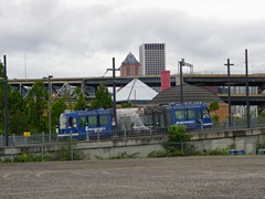 Ein Inekon 12 Trio / 121 Trio Streetcar Wagen von Skoda bei der Station OMSI / Water