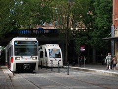 Wagen 233 Typ 5 und Wagen 419, beide Siemens, begenen sich an der Station "Skidmore Fountaine"