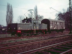 Die Besonderheit der Taunusbahn war der Güterverkehr bis in das Jahr 1982 Hier die Akku Lok 2020 auf dem Übergabegleis der VDM Werke