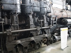 Die Zylinder übertragen die Kraft durch ein Zahnrad auf die Achsen