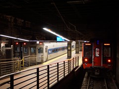 Ein Zug vom Typ M8 der MTA und ein "Shoreliner"