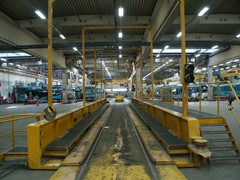 Da nur 5 Gleise im westlichen Teil in die Halle hinein führen, die Halle aber im östlichen Teil wesentlich mehr Gleise aufweist, wird für den Verschub die Schiebebühne genutzt. 