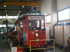 Ein weiterer Schwerpunkt sind die Hauptuntersuchungen, bei denen die Fahrzeuge komlett auseinander genommen werden,- wie hier K-TW 106 des Ebbel Ex